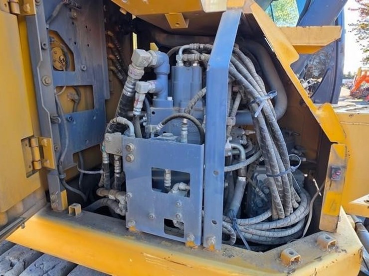 2015-deere-135g-image-64