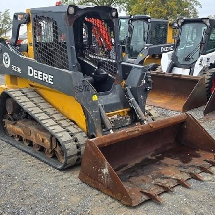 2017 DEERE 323E