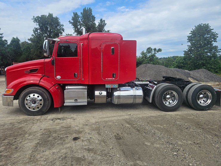 #15801-•-2012-peterbilt-384-sleeper-truck-image-14