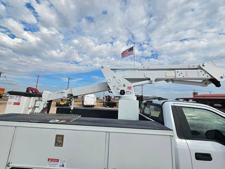 2021-ford-f550-image-15
