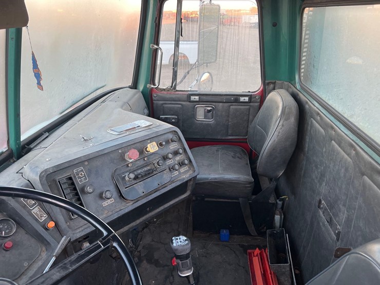 1989-white-gmc-day-cab-image-16