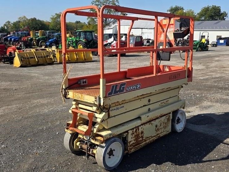 2002-jlg-2032e2-image-3