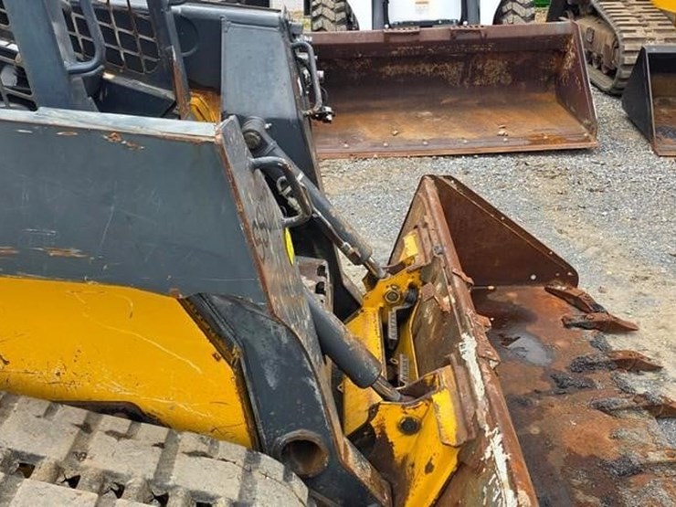 2017-deere-323e-image-9