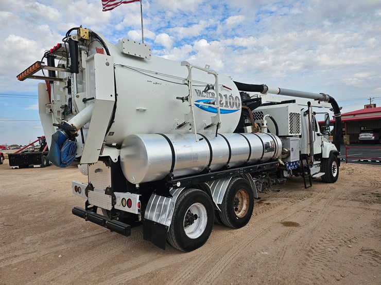 2013-freightliner-114sd-image-4