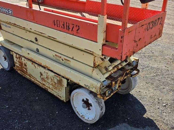 2002-jlg-2032e2-image-6
