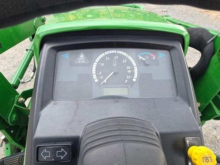 2014-john-deere-1025r-image-45