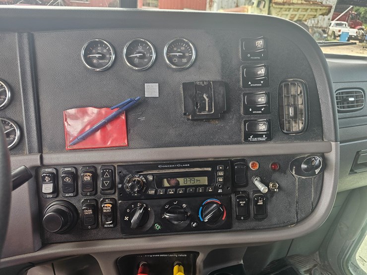 #15801-•-2012-peterbilt-384-sleeper-truck-image-82