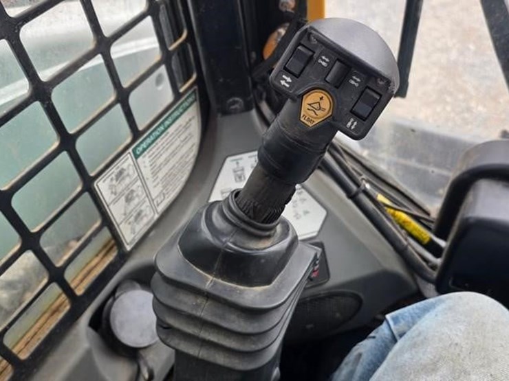 2012-bobcat-s650-image-50