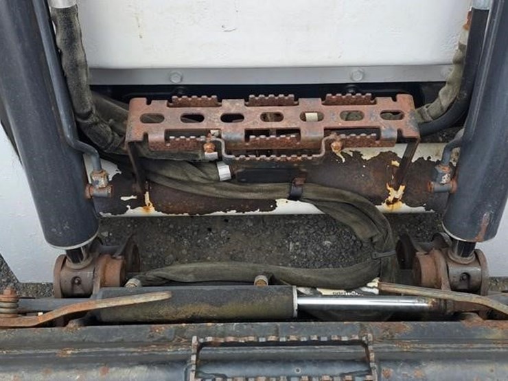 2012-bobcat-s650-image-36