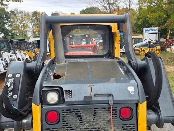 2017-deere-323e-image-21