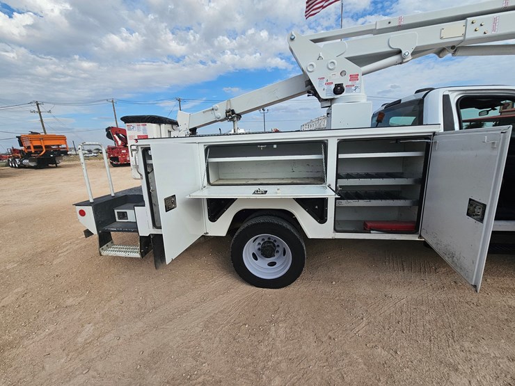 2021-ford-f550-image-16