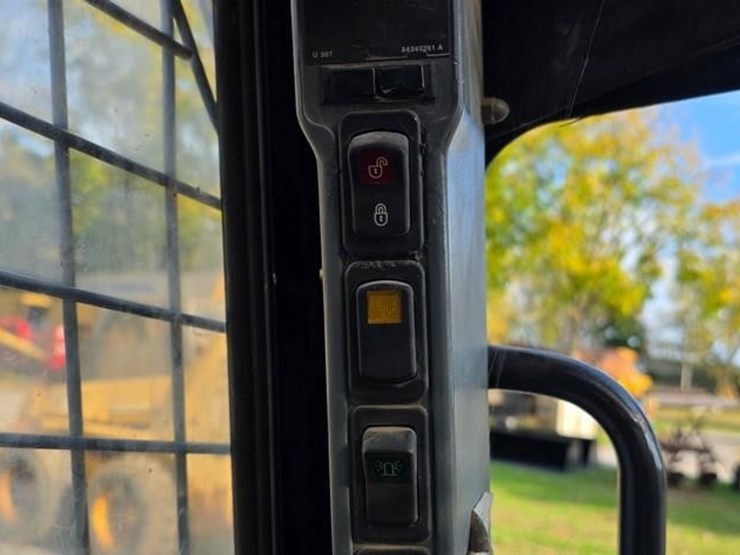 2014-new-holland-l218-image-47