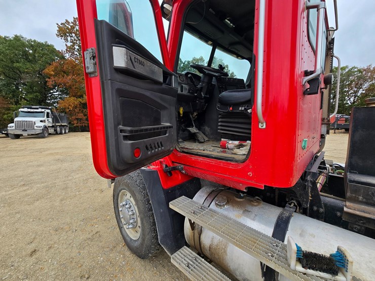 2012-caterpillar-ct660-image-67