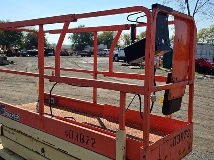 2002-jlg-2032e2-image-7