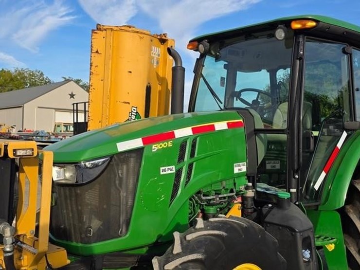 2019-john-deere-5100e-image-41
