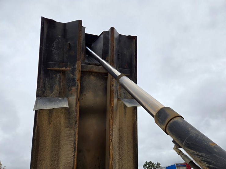 2012-caterpillar-ct660-image-32