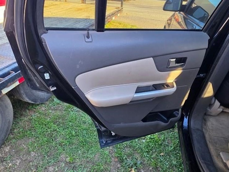 2011-ford-edge-se-image-34