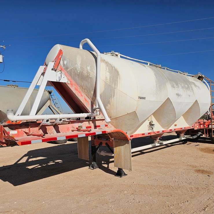 1979 FRUEHAUF 1,070 CU FT T/A PNEUMATIC DRY BULK TRAILER