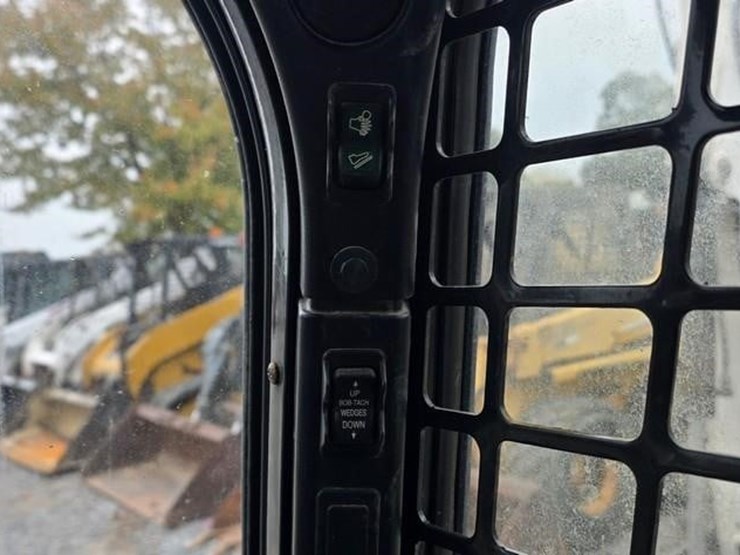 2012-bobcat-s650-image-54