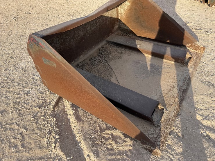 61”w-x-51”d-yard-bucket-w/-fork-pockets-image-3