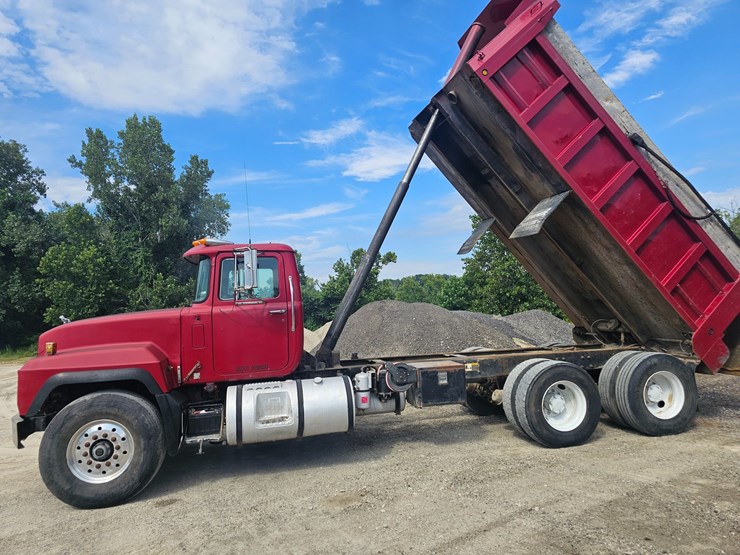 #15804-•-1998-mack-rd688s-dump-truck-image-48