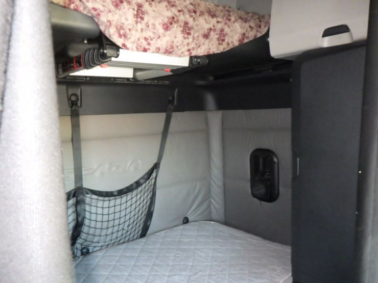 2019-freightliner-cascadia-126-image-6