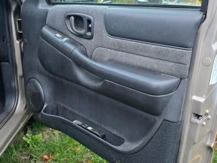 2002-chevrolet-s10-image-12