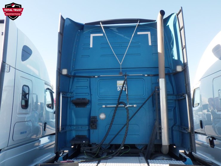 2022-volvo-vnl860-image-11