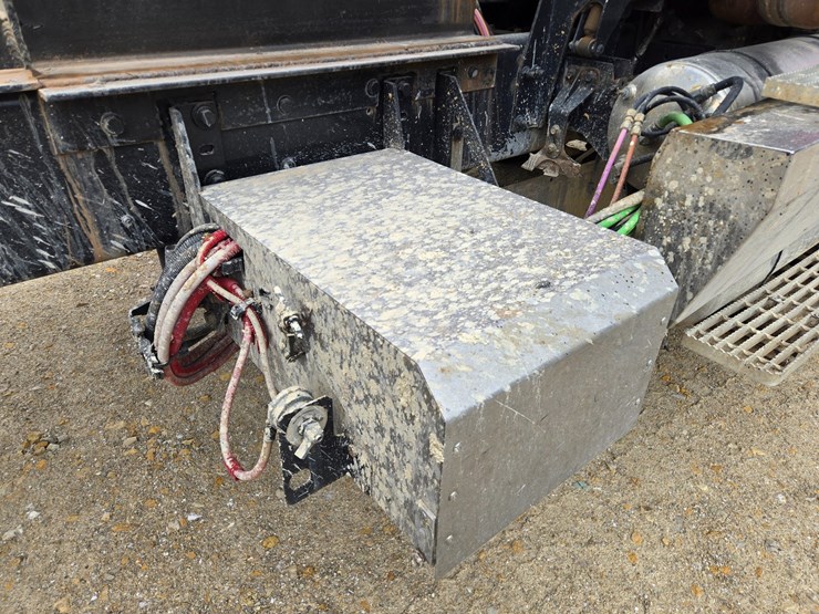 2012-caterpillar-ct660-image-110