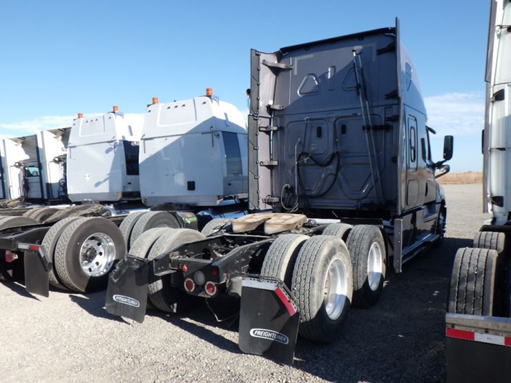 2019-freightliner-cascadia-126-image-9
