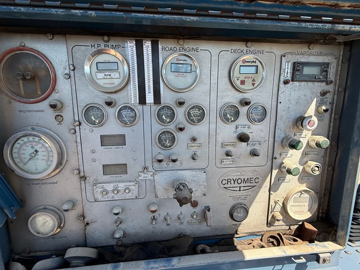 2001-peterbilt-362-image-10