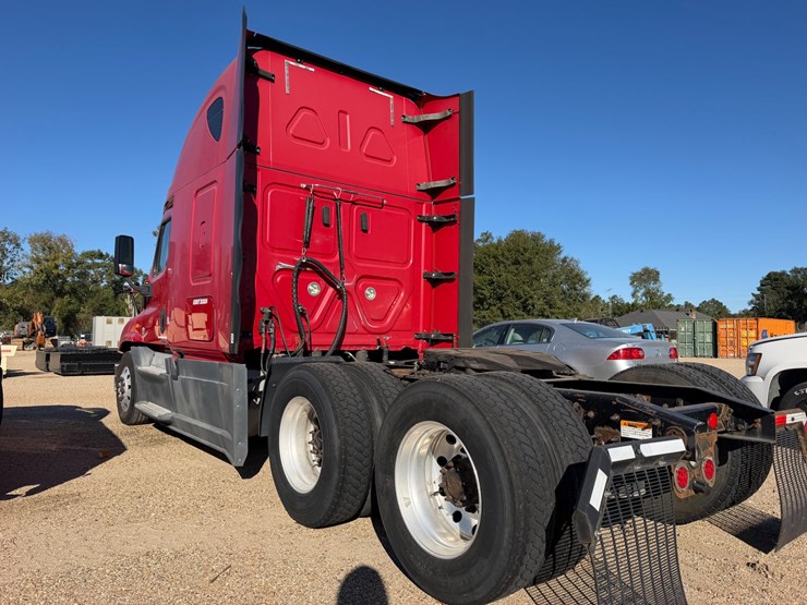 2016-freightliner-cascadia-125-image-3