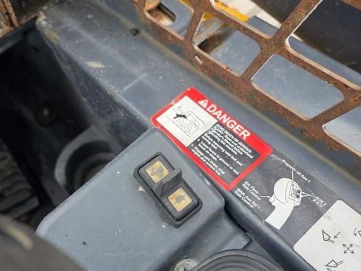 2017-deere-323e-image-52