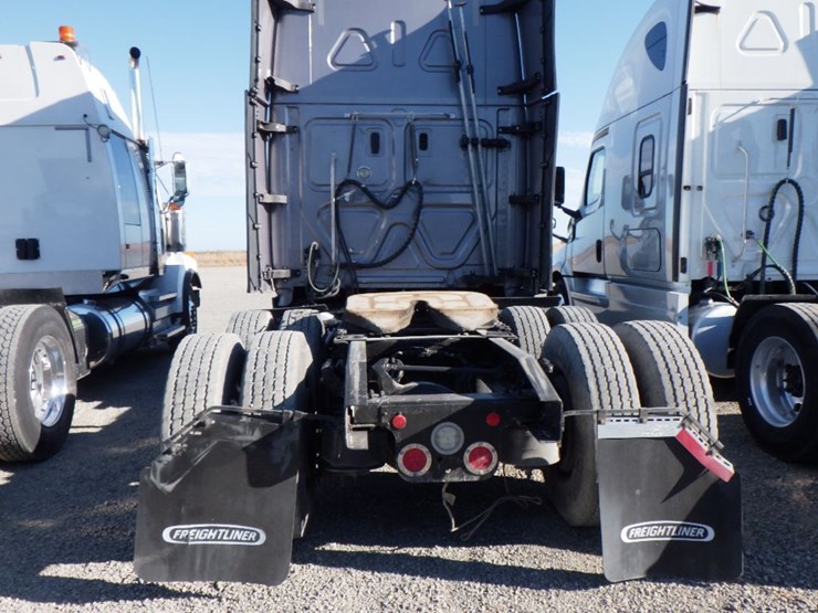 2019-freightliner-cascadia-126-image-10