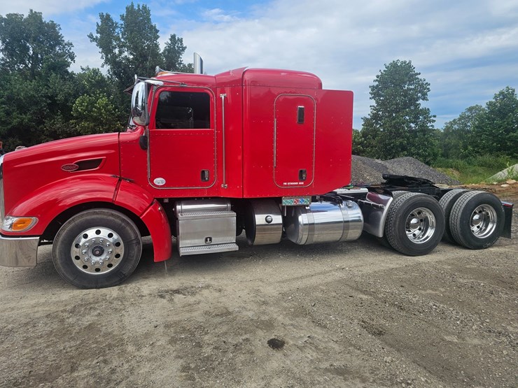 #15801-•-2012-peterbilt-384-sleeper-truck-image-12