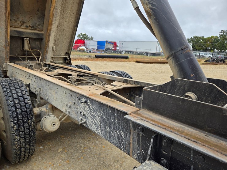 2012-caterpillar-ct660-image-30
