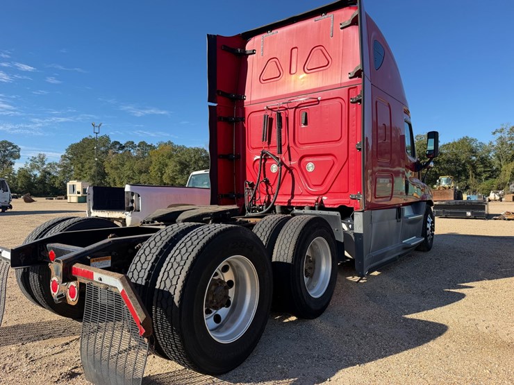 2016-freightliner-cascadia-125-image-2