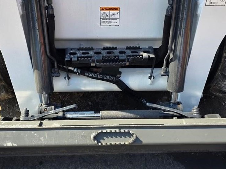 2016-bobcat-s650-image-35