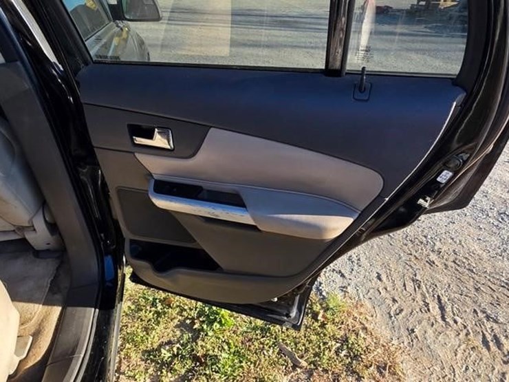 2011-ford-edge-se-image-28