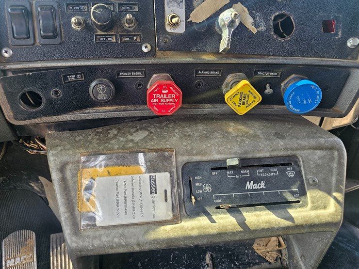 #15804-•-1998-mack-rd688s-dump-truck-image-136