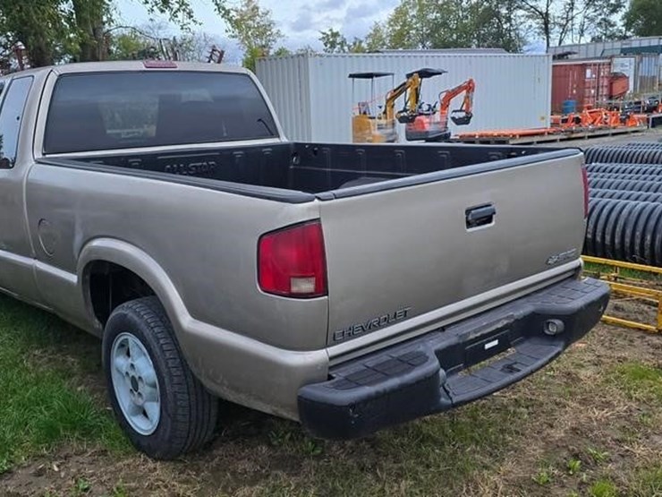 2002-chevrolet-s10-image-4