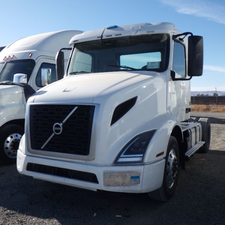 2019 VOLVO VNL300