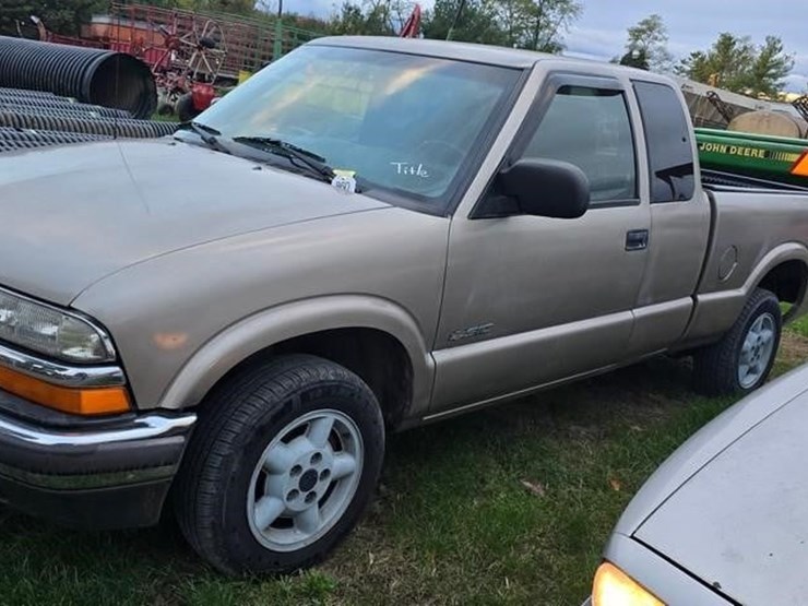 2002-chevrolet-s10-image-1