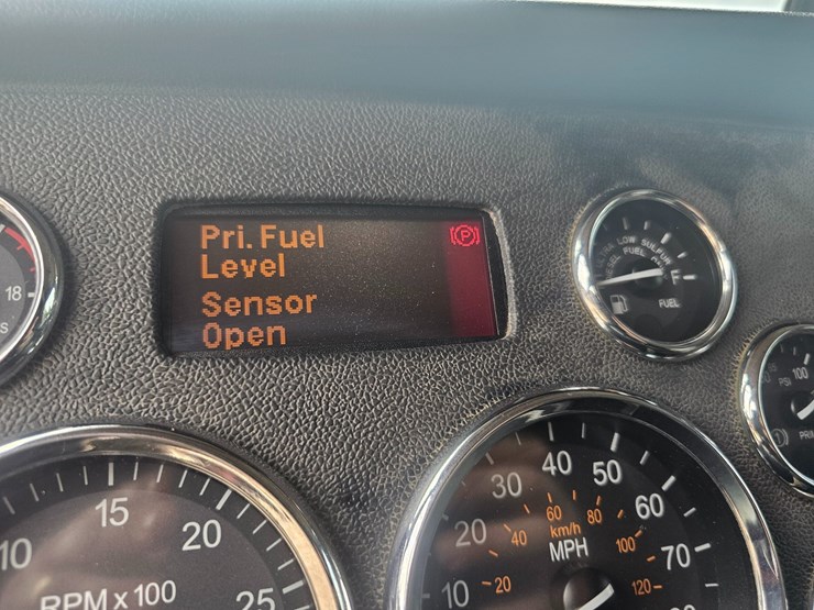 #15801-•-2012-peterbilt-384-sleeper-truck-image-90
