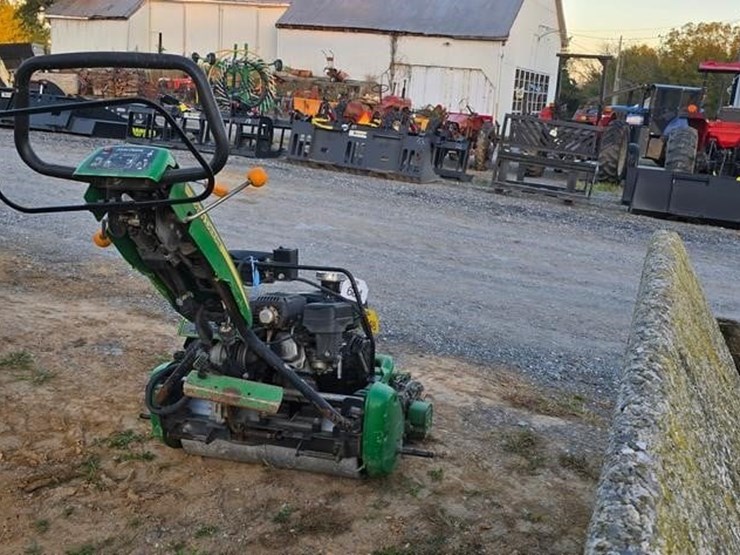 john-deere-220-image-3