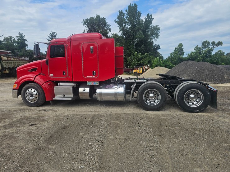 #15801-•-2012-peterbilt-384-sleeper-truck-image-18