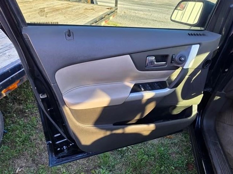 2011-ford-edge-se-image-38