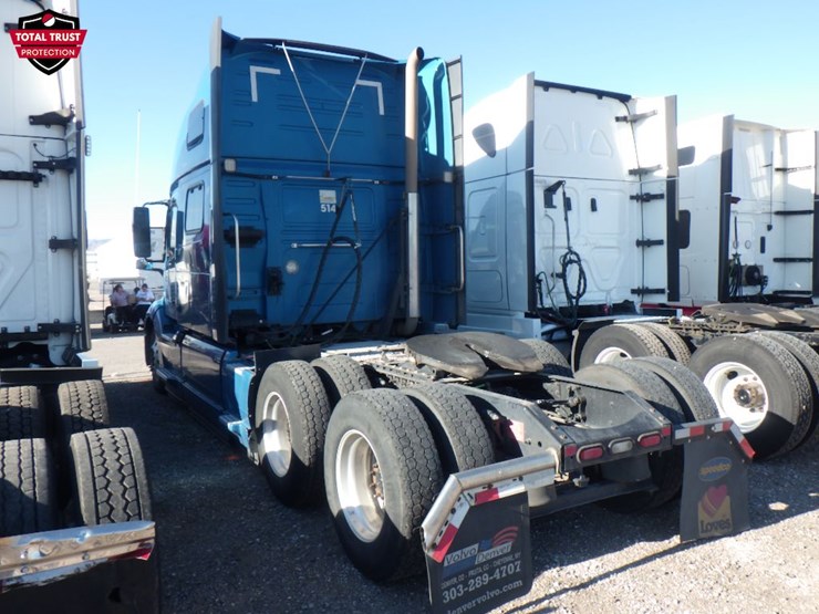 2022-volvo-vnl860-image-12