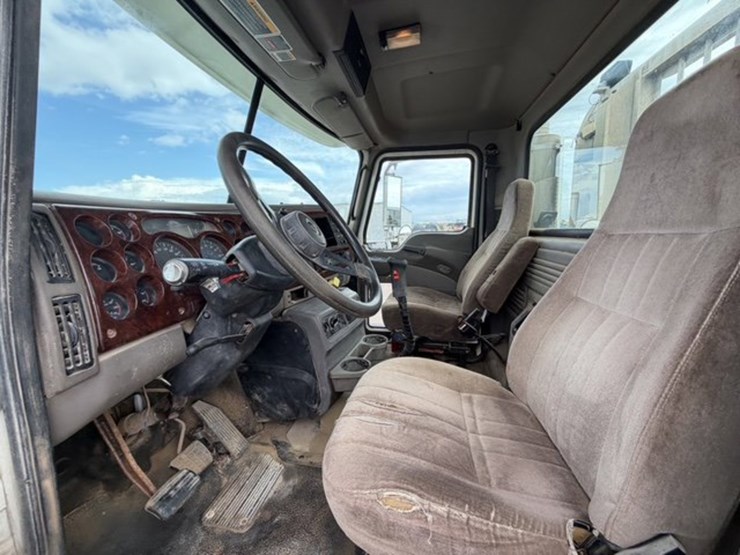 2004-mack-ch613-image-12