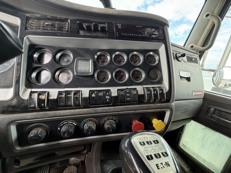 2018-kenworth-t800-image-12